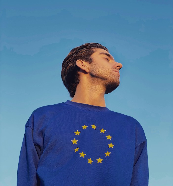 homme portant un pull avec le drapeau européen