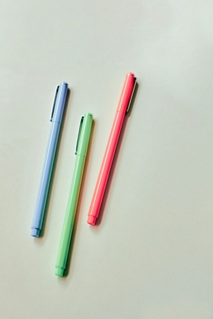 stylo bleu, vert et rose