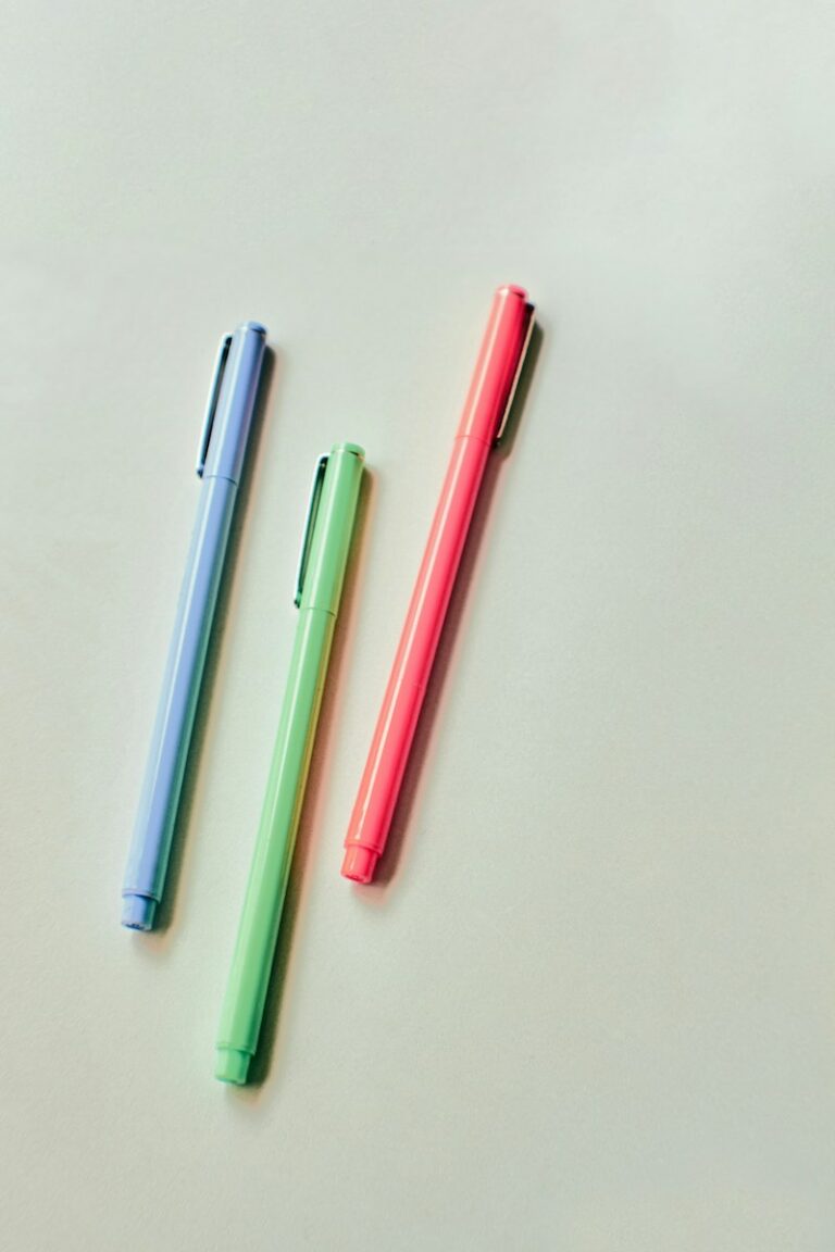 stylo bleu, vert et rose