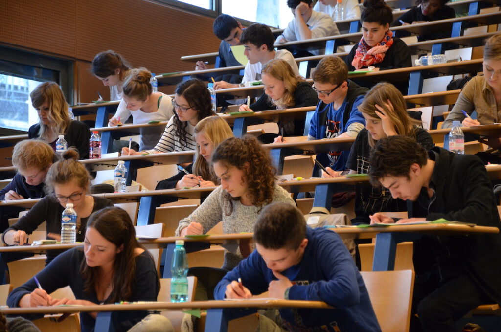 élèves travaillant dans un amphithéatre