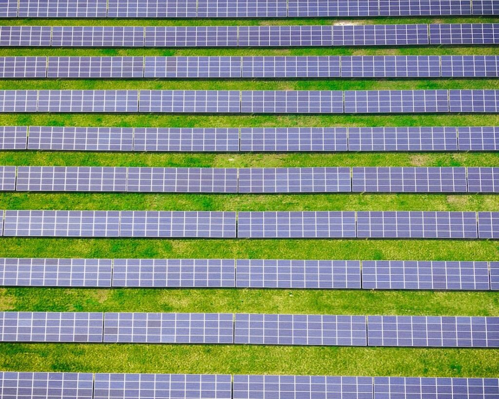 vue du dessous de panneaux solaires