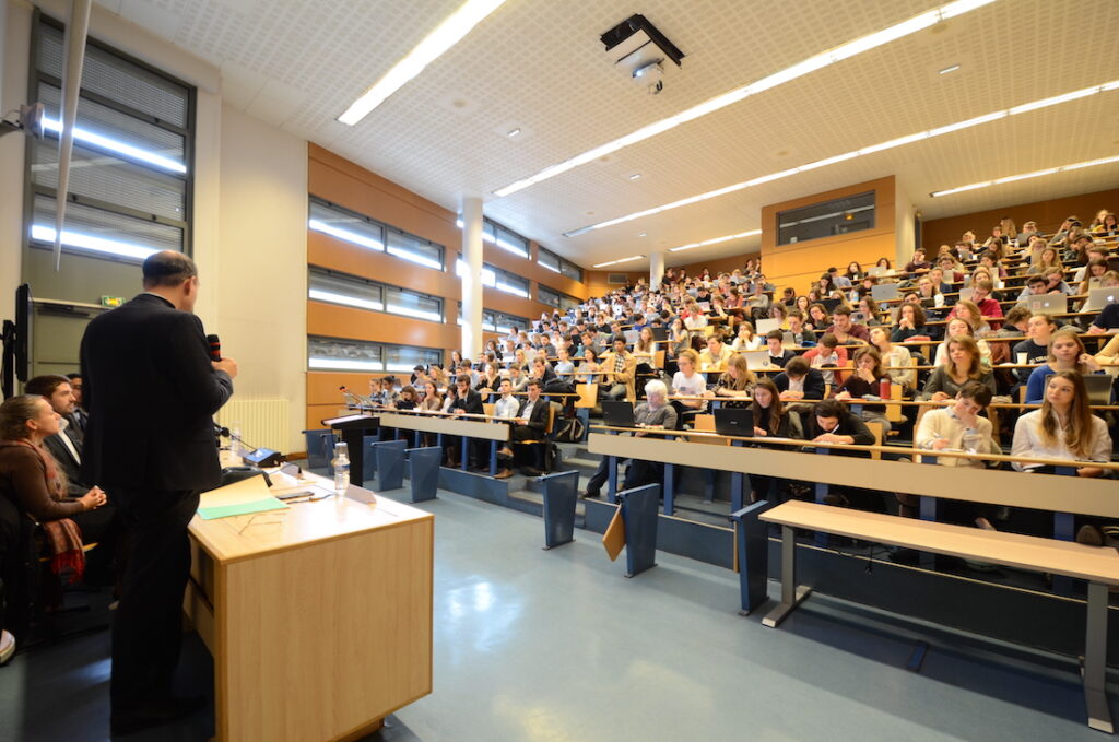 amphithéâtre rempli d'élèves