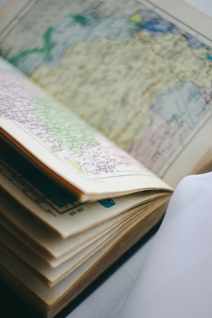 livre avec une carte du monde