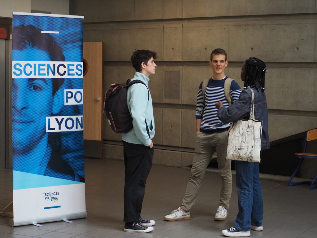 3 "lèves qui discutent ensemble, et une affiche de sciences po à gauche