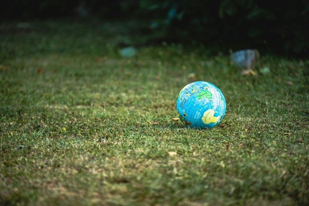 Un globe terrestre par terre sur l'herbe