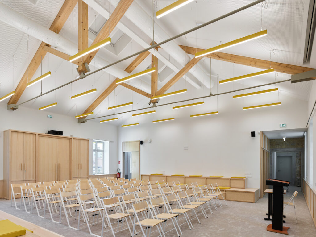 Grande salle avec des chaises vides