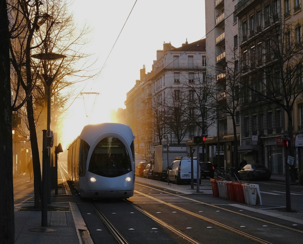 Tramway avec le soleil qui l'illumine