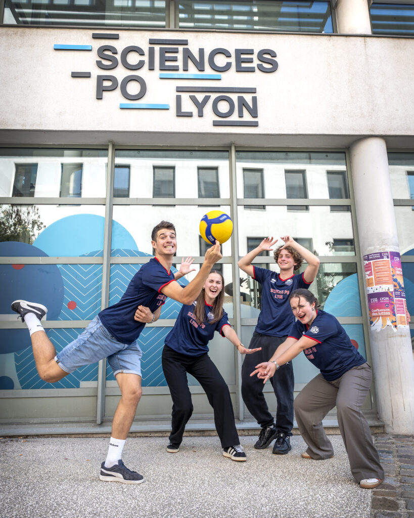 Groupe de 4 personnes devant le batiment Sciences Po Lyon, avec un ballon de volley-ball