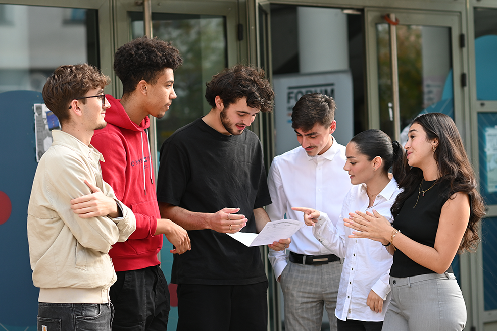 Groupe de 6 élèves qui discutent ensemble