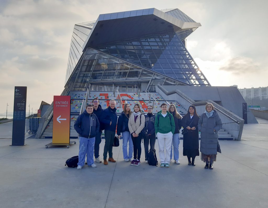 Groupe d'élève devant le musée des Confluences