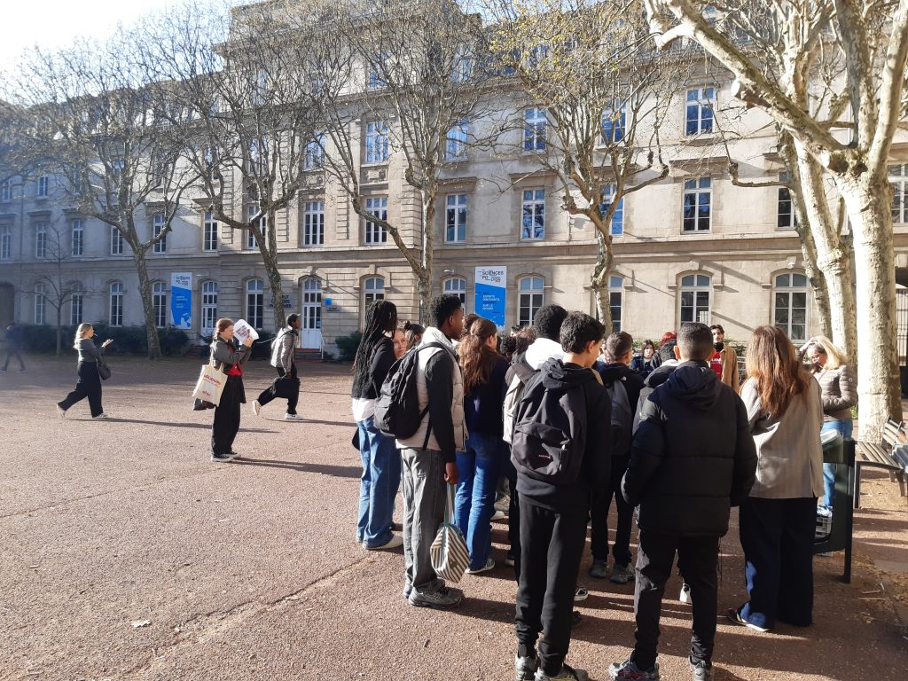 Groupe de jeunes élèves de dos dans une cour