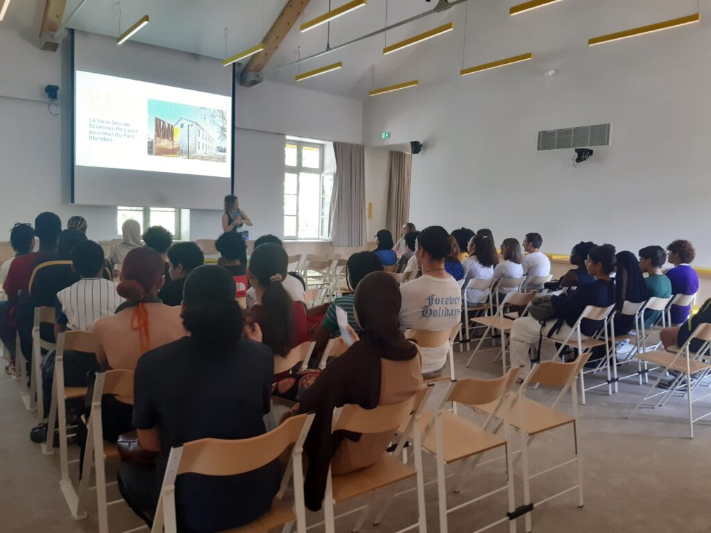 Dizaine d'élèves de dos, regardant une présentation sur un vidéo projecteur