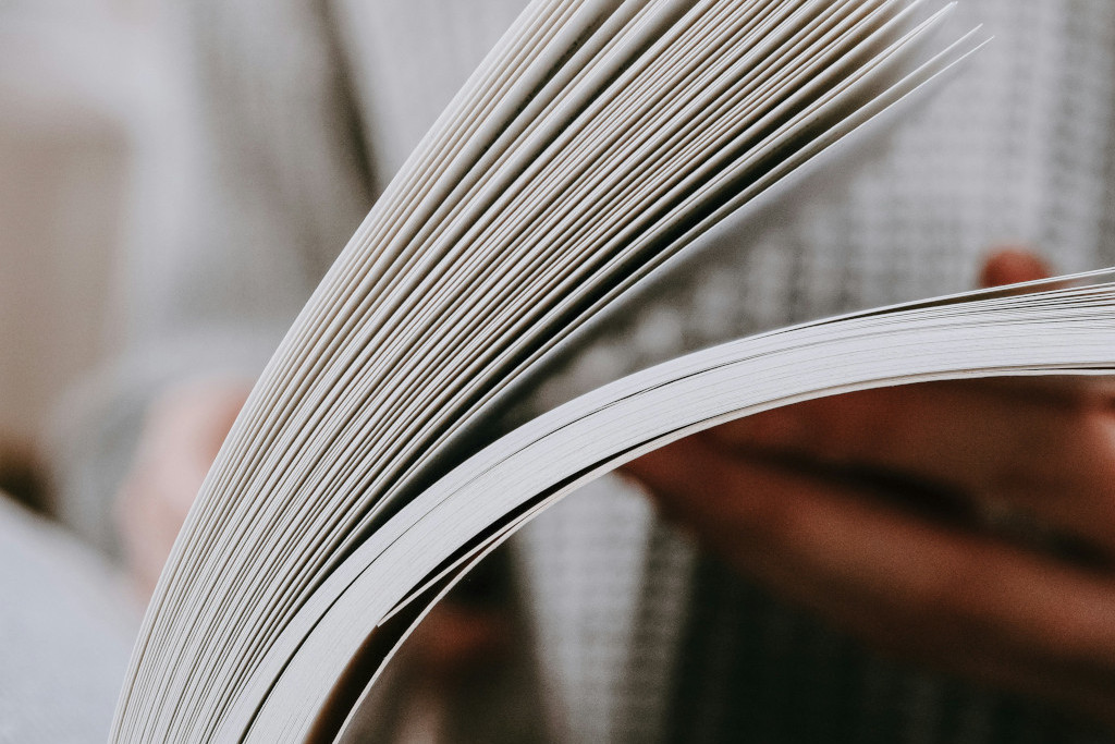 Gros plan sur la tranche d'un livre